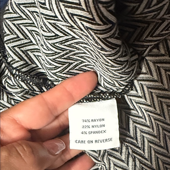 Calvin Klein  Zigzag Stretchy Leggings - Black and White - Picture 8 of 10